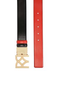 Dvojfarebný opasok s čiernym koženým p�ásom a červeným koženým pásom, so zlatým kovovým prackou s charakteristickým dizajnom loga.