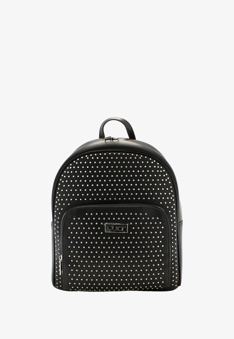 Zaino in pelle nera con dettagli in borchie argentate. Forma arrotondata, tasca frontale e maniglia superiore per un facile trasporto. Texture liscia in tutto il prodotto.