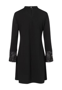 Schwarzes Kleid mit dreiviertel Ärmeln, das Spitzenakzente an den Bündchen und einen Schlüsselloch-Rückenverschluss mit zwei Knöpfen aufweist. Glatte Textur.