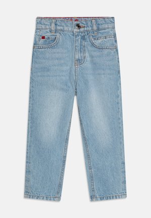 Jeans de mezclilla azul claro con corte recto, diseño de cinco bolsillos y costuras en contraste. Presenta un cierre de botón metálico y trabillas para cinturón.