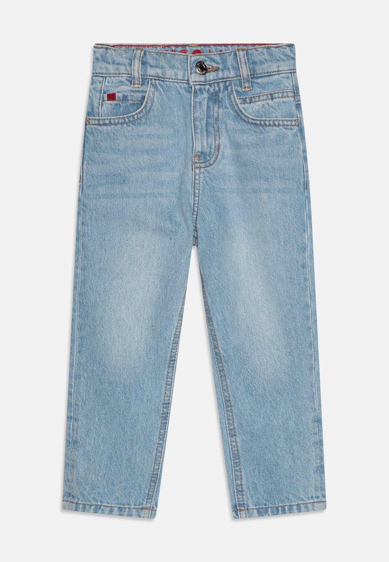 Jeans de ganga azul claro com corte reto, design de cinco bolsos e costura em contraste. Apresenta um fecho de botão metálico e passantes para cinto.