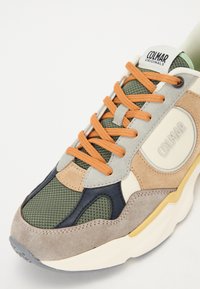 Colmar Originals sneaker texturált hálós és velúr felsőrésszel zöld, bézs és tengerészkék színekben, narancssárga fűzőkkel és egy robusztus bézs talppal.
