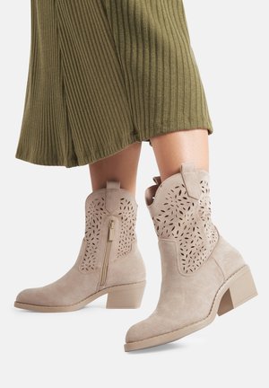 Jenny, Cowboy/biker ankle boot - beige