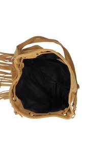 Borsa in suede marrone chiaro con dettagli in frange, dotata di fodera in tessuto nera e chiusura a coulisse. L'interno offre spazio per gli oggetti.