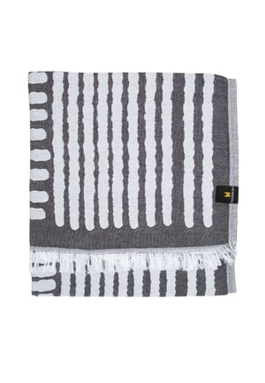 Sivý a biely tkaný textil s vertikálnymi nepravidelnými pruhmi a strapcovým okrajom, zložený s malou čiernou etikou na jednej strane.