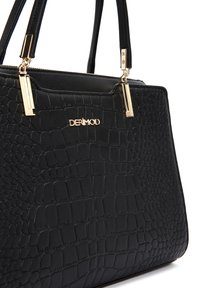 Zwarte handtas van krokodillen-embossed leer, met gouden hardware en logo. Ontworpen met twee handvatten aan de bovenkant.