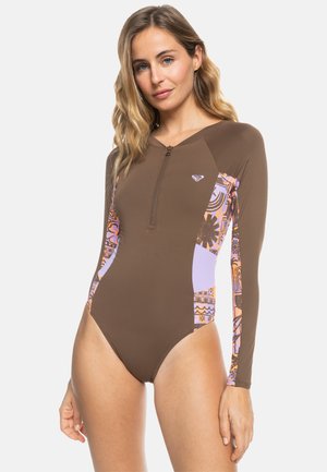 Maillot de bain à manches longues marron avec une fermeture éclair à l'avant, et des accents violets et orange à motifs sur les côtés, avec une coupe ajustée.
