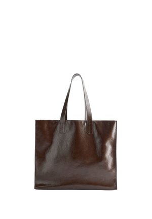 Donkerbruine lederen tote bag met twee schouderbanden, een gladde textuur en een rechthoekige vorm op een witte achtergrond.