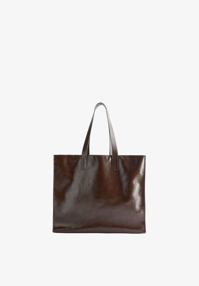 Sac cabas en cuir brun foncé avec deux anses d'épaule, texture lisse, et forme rectangulaire sur fond blanc.