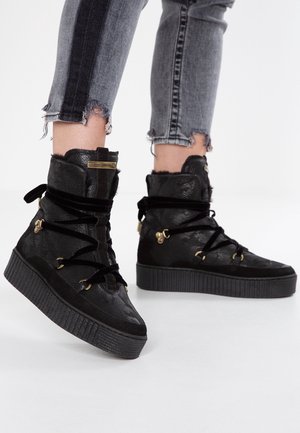 Enkellaarsjes met plateauzool - black