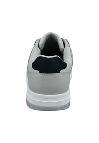 Graue Wildleder-Sneaker mit einer weißen Gummisohle, runder Form und einem strukturierten schwarzen Lederakzent an der Ferse.