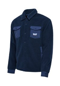 Marinblå fleece skjortjacka med texturerad yta, två knappade bröstfickor och en märkeslogotyp på den vänstra fickan.