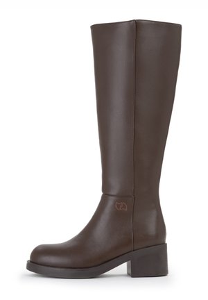 Bottes brunes à hauteur de genou en matériau synthétique lisse ; talon carré ; bout rond ; détail de logo subtil sur le côté extérieur.