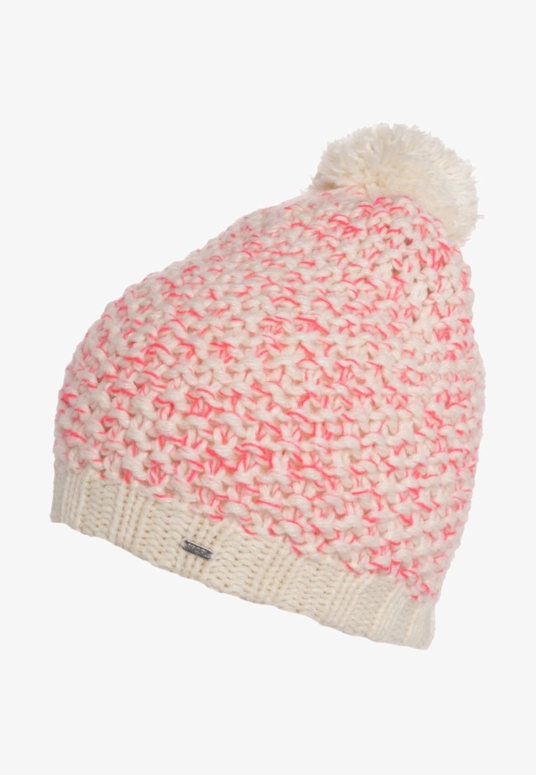 Bonnet d'hiver tricoté crème et rose avec un pompon sur le dessus et un bord côtelé avec une petite étiquette de marque métallique.
