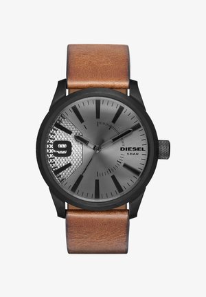Montre-bracelet Diesel ronde noire et grise avec bracelet en cuir marron, index noirs, chiffre 9 texturé et indication de résistance à l'eau "5 BAR".
