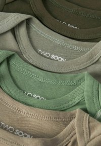 Tre camicie a maniche corte in tonalità tenui: verde oliva, verde salvia e beige. Ognuna presenta un colletto rotondo e cuciture visibili. Stampato "TWO SOON".