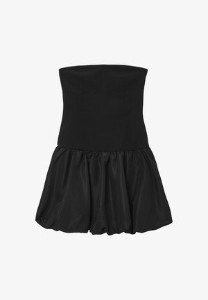 Abito nero senza spalline con un corpetto aderente e una gonna in satin a ruota e arricciata. Tessuto liscio, lunghezza al ginocchio e design semplice senza decorazioni.