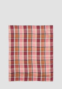 Écharpe à carreaux dans des tons rose, bordeaux et marron. Présente une texture tissée avec des motifs en grille et des lignes blanches contrastantes. Forme carrée.