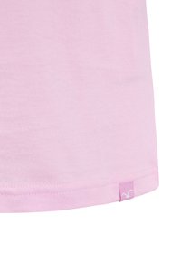 Helles rosa Baumwoll-T-Shirt mit geradem Schnitt, kurzen Ärmeln und einem kleinen Logosticker am Saum für Branding. Glatte Textur.