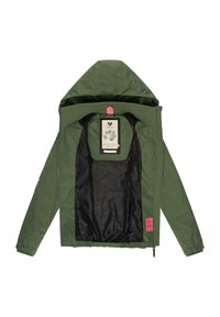 Grønn ytterjakke med hette, med svart indre fôr med mønstret tekstur og rosa aksent på merket. Glidelåslukking inkludert.