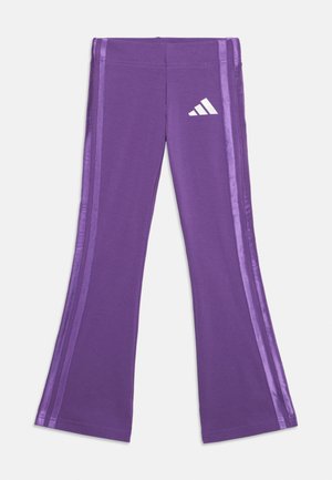 Violetas platleņķa bikses ar divām vertikālām gaišāk violetām svītrām katrā pusē un baltu Adidas logotipu augšējā kreisajā augšstilbā.