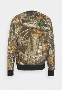 Camo sweatshirt met een bruin en groen natuurpatroon van bladeren en takken. Zwarte manchetten en onderrand; zachte, gestructureerde stof.