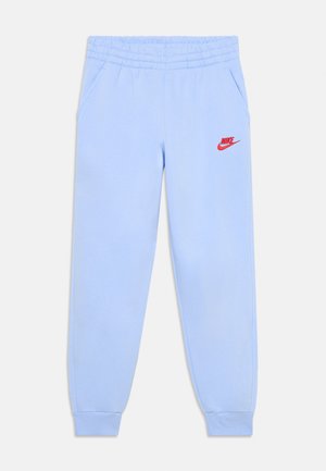 Svetlo modré teplákové nohavice s elastickým pásom a bočnými vreckami, s červeným logom Nike na ľavom stehne.