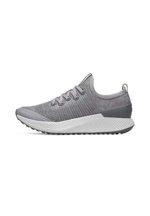 Sneaker sportiva in maglia grigio chiaro con chiusura frontale a lacci, suola bianca texturizzata e linguetta sul tallone, mostrata di profilo.