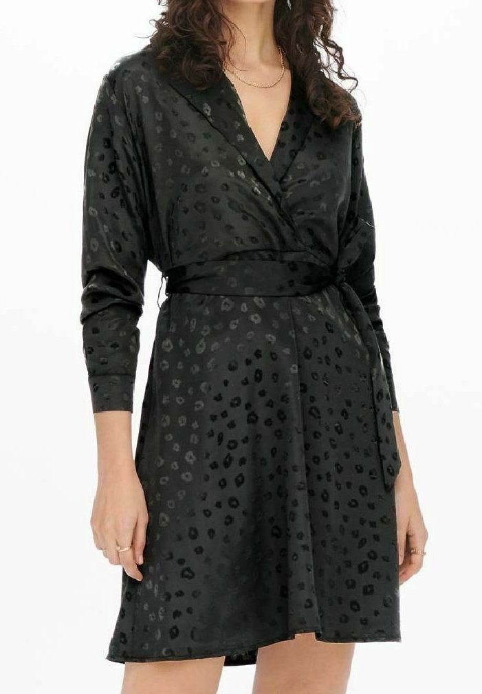 Vestito avvolgente nero realizzato in tessuto morbido con una sottile stampa leopardata. Presenta maniche lunghe, scollatura a V profonda e vita legata.