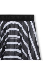 Μαύρη και λευκή πλισέ φούστα με έντονο ριγωτό μοτίβο, ελαστική μέση με ανάγλυφο λογότυπο και ελαφριά υφή ύφασματος.