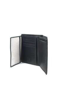 Svart läderplånbok med flera kortfack, en jämn textur och foder med fiskbensmönster. Öppen layout för enkel åtkomst.