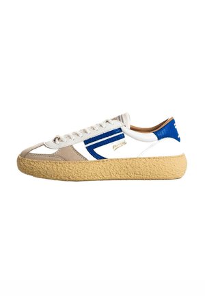 Sneaker con tomaia in pelle bianca con accenti blu e beige, suola in gomma testurizzata, lacci piatti e design minimalista.