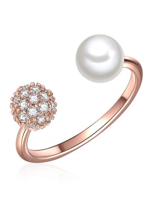Anillo de oro rosa con un clúster esférico de piedras claras en un extremo y una perla blanca en el otro. Diseño de banda suave y brillante.