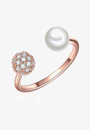 Prsteň z ružového zlata s guľovou skupinou čírych kameňov na jednom konci a bielou perlou na druhom. Hladký, lesklý dizajn obrúčky.