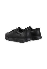 Scarpe da ginnastica nere in pelle con superficie testurizzata, punta rotonda e design con lacci. Presentano una suola in gomma flessibile e dettagli di marca.