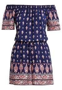 Jumpsuit marine à épaules dénudées avec des manches courtes, motifs floraux roses, et une taille à cordon. Présente une bordure à motifs au bas.