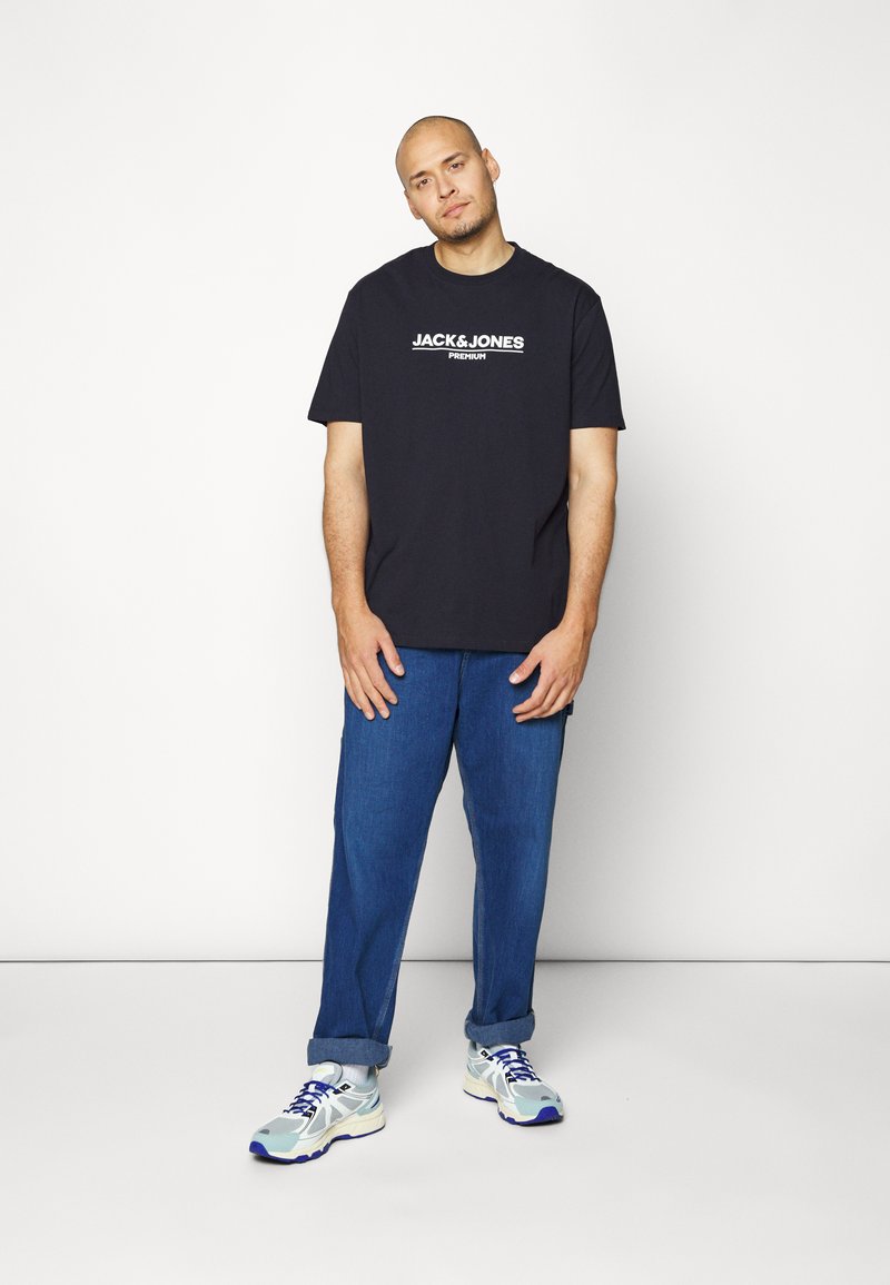 Herren T-Shirts basic | Jack & Jones JPRBLABRANDING TEE CREW NECK T-Shirt print perfect navy/dunkelblau - UR10652 Herren T-Shirts basic | Jack & Jones JPRBLABRANDING TEE CREW NECK T-Shirt print perfect navy/dunkelblau - UR10652