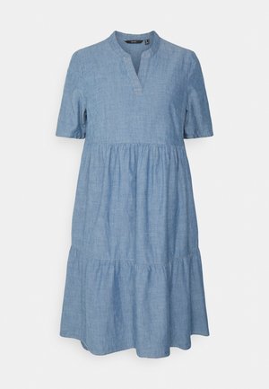 Vestido de chambray azul con tela texturizada, mangas cortas, cuello mandarín y silueta en línea A con volantes.