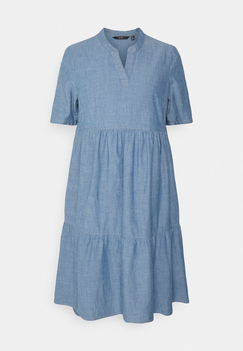 Robe en chambray bleu avec un tissu texturé, des manches courtes, un col mandarin et une silhouette à étages en ligne A.