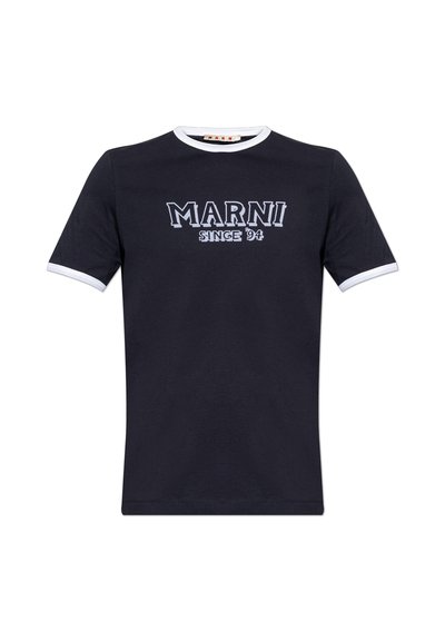 Camiseta de manga corta azul marino con ribete blanco en el cuello y las mangas, con el texto "MARNI SINCE '94" en la parte delantera.