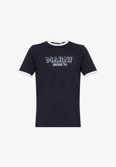 Camiseta de manga corta azul marino con ribete blanco en el cuello y las mangas, con el texto "MARNI SINCE '94" en la parte delantera.
