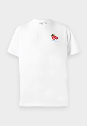 Hvid bomulds t-shirt med korte ærmer, der har et kirsebærgrafik og "adidas" logo i blåt under designet.
