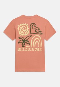 Κοντομάνικο T-shirt χρώματος σκουριάς με κίτρινο και σκούρο πράσινο ήλιο, κύματα, φοινικόδεντρο, γραφικό ουράνιο τόξο και το κείμενο «QUIKSILVER» στην πλάτη.