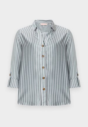 Camicia a righe verticali grigie e bianche con bottoni, colletto e maniche arrotolate, caratterizzata da bottoni marroni sul davanti.