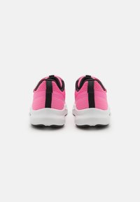 Baskets de sport roses avec une tige en maille, accents noirs et une semelle blanche. Elles présentent un panneau arrière texturé et une languette de tirage pour un enfilage facile.