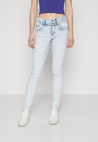 Hellblaue Skinny-Jeans mit einer ausgewaschenen Optik, ausgestattet mit einem Frontknopf und Reißverschluss, dekorativer Steppnaht und Fünf-Pocket-Design.