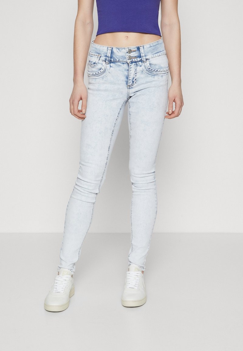 Hellblaue Skinny-Jeans mit einer ausgewaschenen Optik, ausgestattet mit einem Frontknopf und Reißverschluss, dekorativer Steppnaht und Fünf-Pocket-Design.
