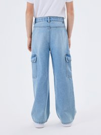 Svetlo modri denim cargo hlače z širokimi nogami, dvema stranskima žepoma in visokim pasom, ki imajo sproščen kroj in nepravilno robno cev.