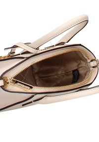 Beige handtas met gouden ritssluiting en contraststiksel. Binnenzijde met bruin voering en merkkenmerk. Voorzien van dubbele handgrepen en een gestructureerde vorm.