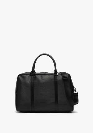 Sac de sport noir en matériau synthétique texturé, doté de deux poignées supérieures, d'une bandoulière réglable et d'une fermeture éclair.
